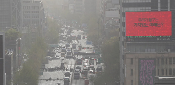 황사의 영향으로 전국 미세먼지 농도가 ‘매우 나쁨’ 수준을 보인 13일 서울 종로구의 한 빌딩에서 바라본 광화문일대가 뿌옇게 보이고 있다. 2023.4.13/뉴스1