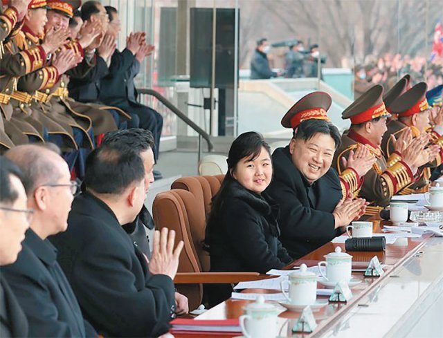 북한 김정은 국무위원장이 지난 2월 17일 평양에서 열린 체육행사에서 딸 김주애와 나란히 앉아 경기를 관람하던 중 손뼉을 치며 웃고 있다. AP뉴시스
