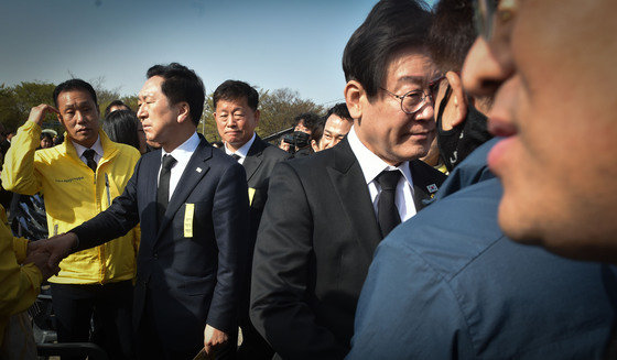 김기현 국민의힘 대표와 이재명 더불어민주당 대표가 16일 오후 경기 안산시 단원구 화랑유원지에서 열린 ‘세월호 9주기 기억식’이 끝난 후 지지자들과 인사를 나누고 있다. 공동취재