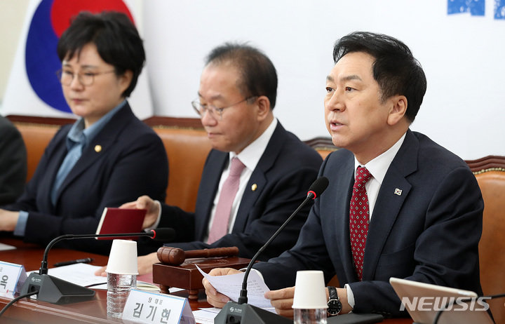 국민의힘 김기현 대표(오른쪽)가 17일 서울 여의도 국회에서 열린 최고위원회의에서 발언하고 있다. 뉴시스