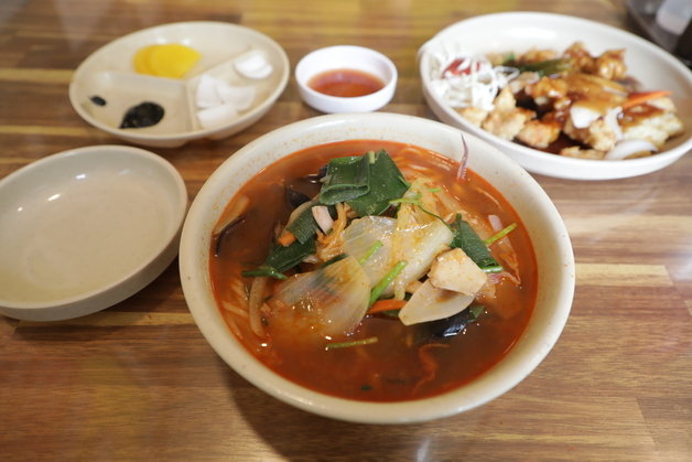 울산 남구 북경반점에서 판매 중인 짬뽕 3000원 탕수육 5000원.