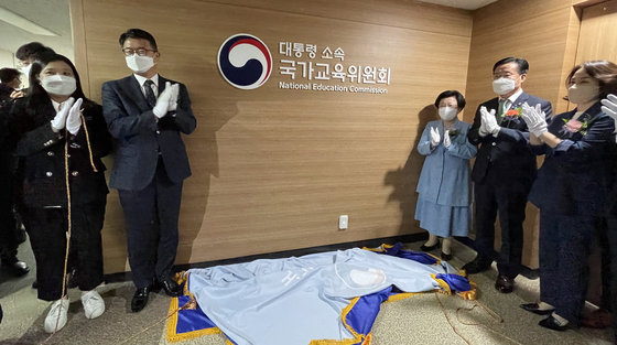 이배용 국가교육위원회 위원장과 이태규 국민의힘 국회교육위원회 간사, 장상윤 교육부 차관 등이 지난해 9월 서울 종로구 세종대로 정부서울청사에서 열린 국가교육위원회 출범식에서 현판 제막을 하는 모습. /뉴스1DB