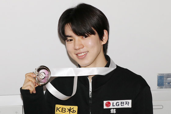 Korean Figure Skater Cha Jun-hwan Returns Home with Silver Medal from World Team Trophy