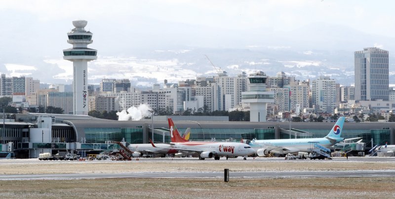 제주공항 계류장에서 항공기가 이동하고 있다. 2023.1.25/뉴스1