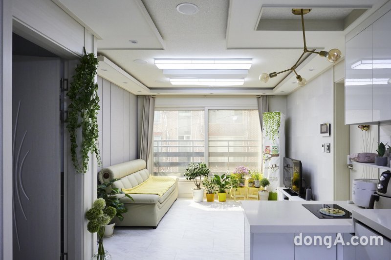 이주 주택 내부 거실.