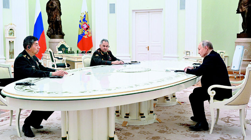 푸틴 만난 中국방장관 블라디미르 푸틴 러시아 대통령(오른쪽)이 16일 러시아 수도 모스크바 크렘린궁에서 세르게이 
쇼이구 국방장관이 배석한 가운데 리상푸 중국 국방부장(왼쪽)과 회담하고 있다. 푸틴 대통령과 리 부장은 양국 간 군사 협력을 
강화하기 위한 무제한 파트너십을 선언했다. 모스크바=AP 뉴시스