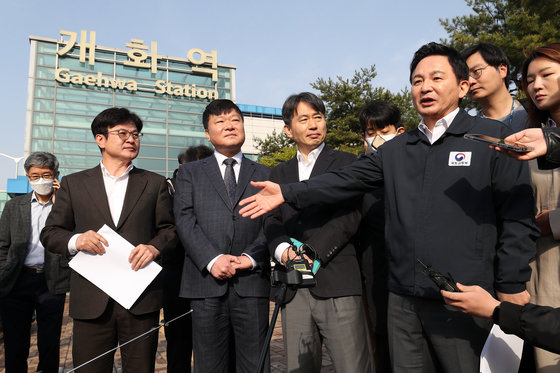 원희룡 국토교통부 장관이 17일 오전 서울 강서구 지하철 9호선 개화역에서 김포골드라인 혼잡구간 버스전용차로 현장점검을 마친 뒤 김병수 김포시장 및 서울시·경기도 교통정책 담당자들과 만나 대책을 논의하고 있다. 2023.4.17/뉴스1