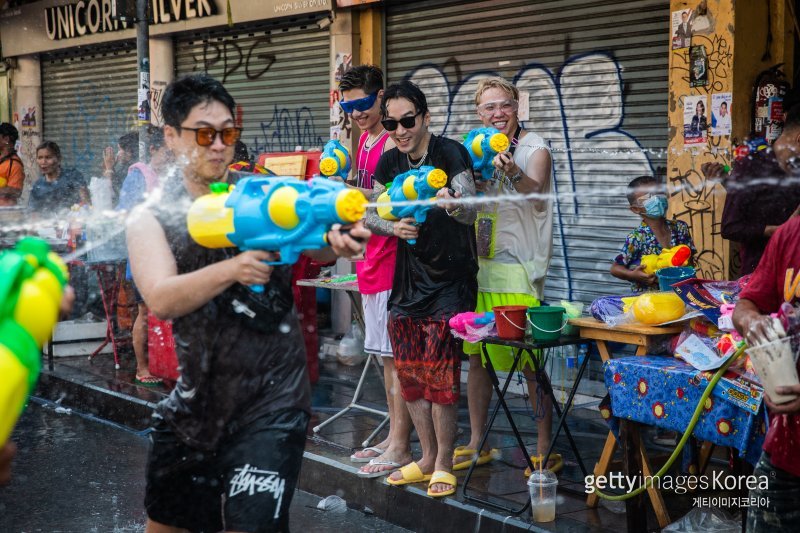 13일(현지시간) 태국 방콕에서 사람들이 송끄란 연휴를 축하하며 물놀이를 하고 있다. @(GettyImages)/코리아