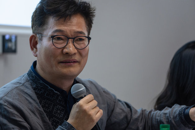 13일 오후(현지시간) 프랑스의 정치학 중심 명문 그랑제콜인 파리정치대학(Sciences-po 시앙스포)에서 열린 송영길 전 더불어민주당 대표의 ‘한국 전쟁과 우크라이나 전쟁의 유사성’ 특강에서 송 전 대표가 참석한 학생들의 질문에 대답하고 있다. 2023.4.14/뉴스1