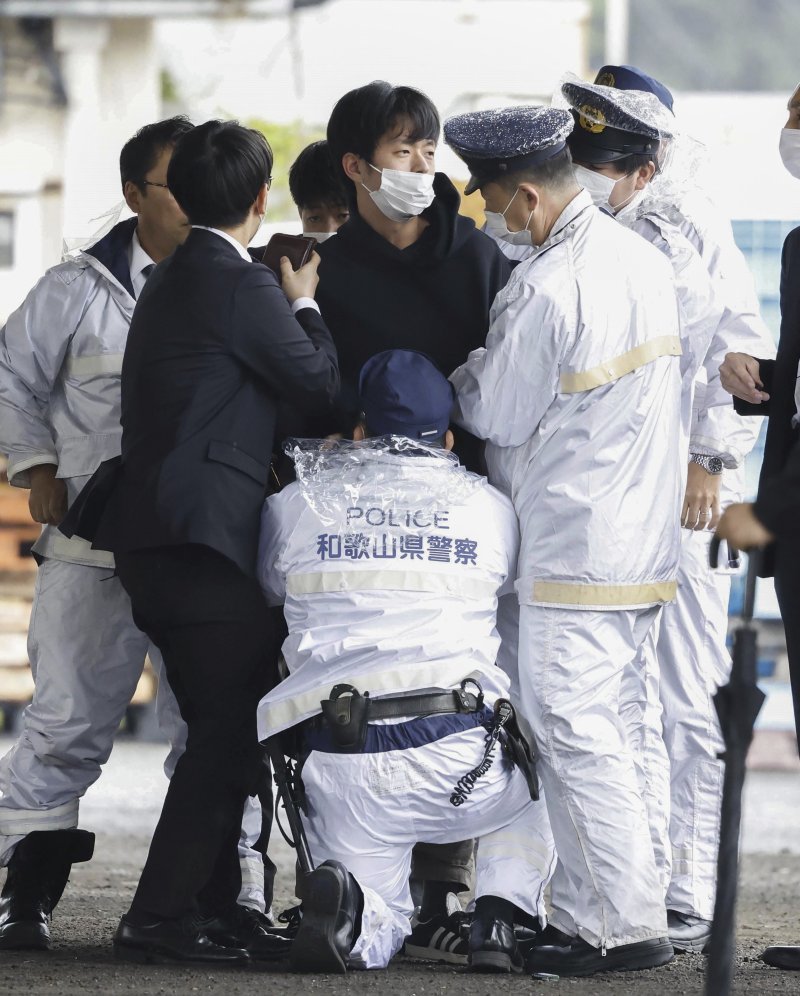 15일 오전 일본 와카야마현 사이카자키 어항에서 예정된 기시다 후미오 일본 총리의 선거 유세에 앞서 폭발물을 던진 한 남성이 현지 경찰에 붙잡혔다. 현지 경찰은 이 남성이 ‘기무라’라는 이름을 가진 24세 인물이라고 밝혔다. AP 교도/뉴시스