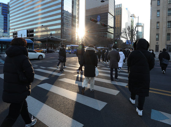 지난 1월 서울 광화문네거리에서 시민들이 출근길 발걸음을 옮기고 있다. 2023.1.25. 뉴스1