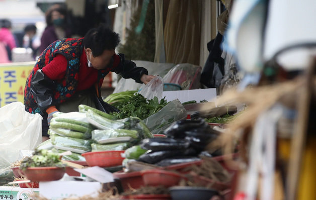 서울 동대문구 경동시장에서 상인이 장사를 하고 있다. ⓒ News1