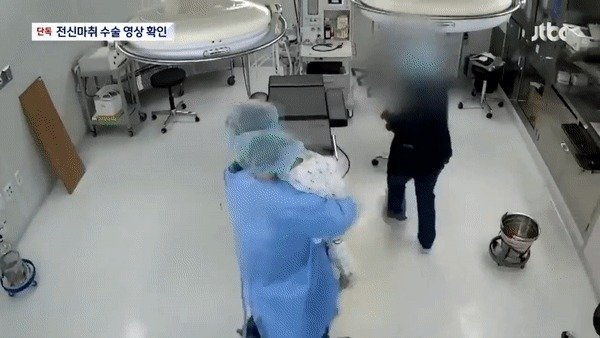 사랑이의 수술시간 12분 동안 환자 곁을 지키지 않고 내내 왔다 갔다 거린 마취의. (JTBC)