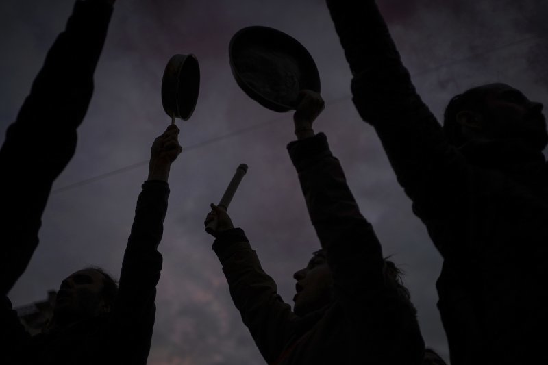 에마뉘엘 마크롱 프랑스 대통령이 17일(현지시간) 연금 개혁과 관련해 TV를 통한 대국민 연설을 하는 동안 리옹에서 시위대가 냄비와 프라이팬을 두드리고 있다. 2023.04.18. [리옹=AP/뉴시스]