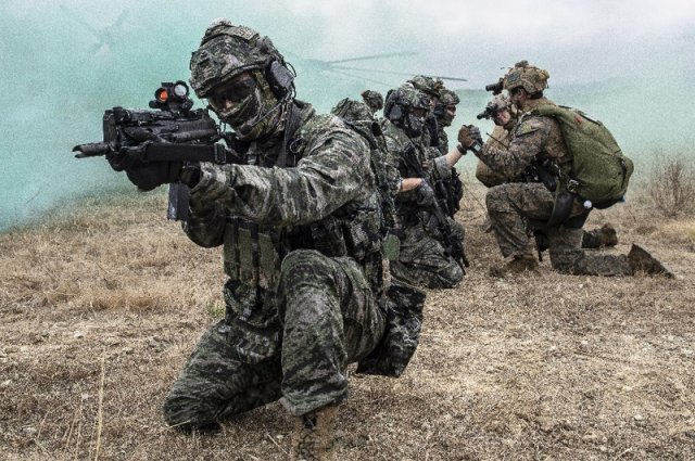 해병대사령부 특수수색대대와 미 해병대 수색부대, 영국 해병대 코만도 부대가 지난달 22일 경북 포항시 일대에서 연합 수색훈련을 진행하고 있다. 뉴스1