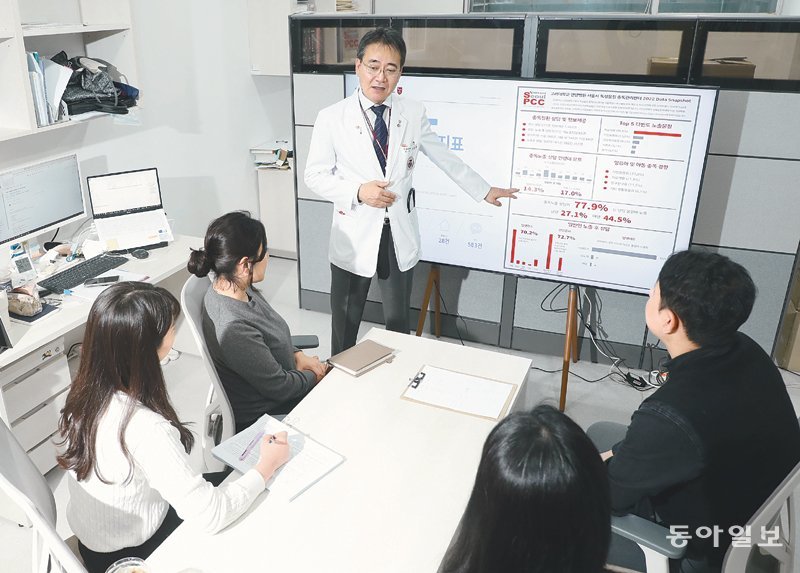 6일 서울 성북구 서울시 독성물질 중독관리센터에서 이성우 센터장이 직원들과 회의를 하고 있다. 시는 화학물질 중독 관련 전화 상담을 받을 수 있는 중독관리센터를 2021년 8월부터 운영하고 있다. 신원건 기자 laputa@donga.com