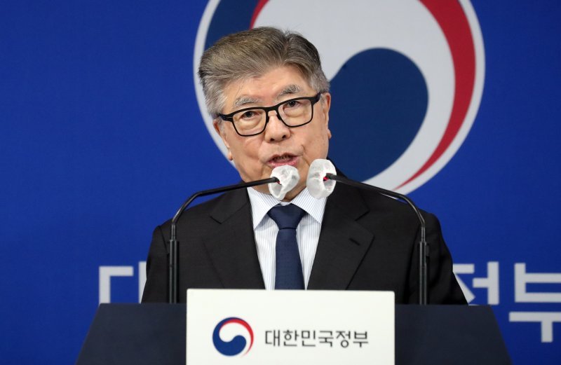 김중수 글로컬대학위원회 위원장이 18일 오후 서울 종로구 세종대로 정부서울청사에서 글로컬대학 30 추진방안 확정 및 선정 추진 발표를 하고 있다. 2023.4.18/뉴스1