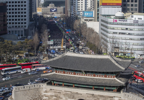 지난 2월28일 오후 서울 숭례문에서 건설노조 탄압 규탄 민주노총 결의대회가 열리고 있다. 이들은 윤석열 정부가 ‘건폭(건설노조 폭력배)’이라며 노조 탄압을 할 것이 아니라 건설안전특별법을 제정해 안전대책을 마련할 것을 촉구했다. 2023.2.28/뉴스1