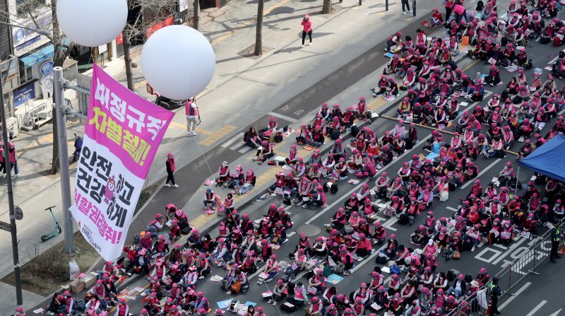 민주노총 전국학교비정규직노동조합 조합원들이 31일 오후 서울 중구 세종대로 시청역 일원에서 신학기 총파업 대회를 열고 근로여건 개선 및 실질 임금 체계 개편 등을 촉구하고 있다. 2023.3.31/뉴스1