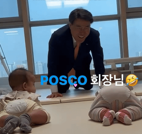 네쌍둥이를 흐뭇하게 바라보는 회정우 포스코그룹 회장. 네쌍둥이 엄마 박두레 씨 인스타그램