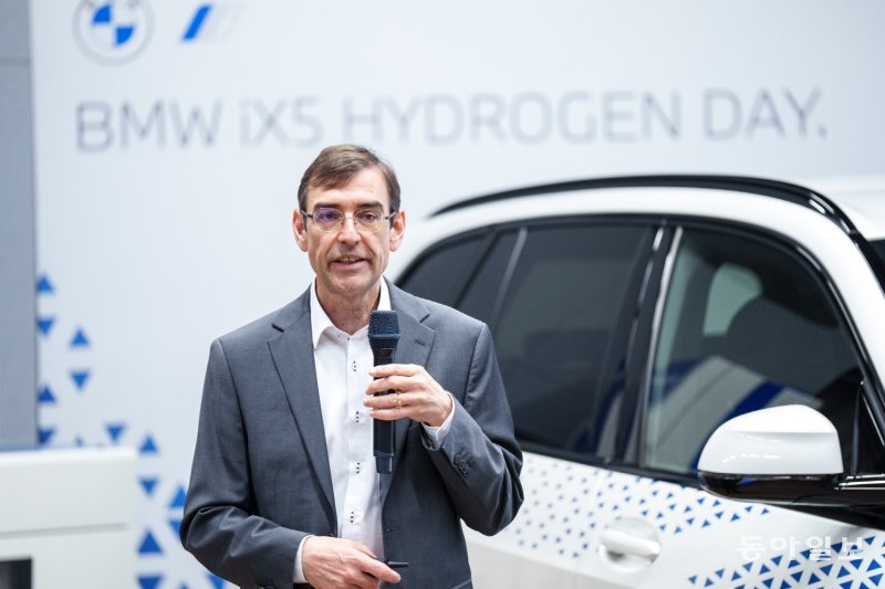 BMW 그룹 수소 기술 분야를 총괄하는 위르겐 굴트너(Jürgen Guldner) 박사가 수소연료전지차의 미래와 BMW의 수소연료전지차 개발 방향에 관해 설명하고 있다.  사진 제공｜BMW 그룹 코리아