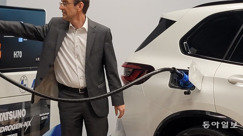 BMW iX5 하이드로젠은 3~4분이면 완충할 수 있어, 최소 30~40분이 걸리는 전기차보다 훨씬 더 빠르고 실용적이다.  원성열 기자 sereno@donga.com