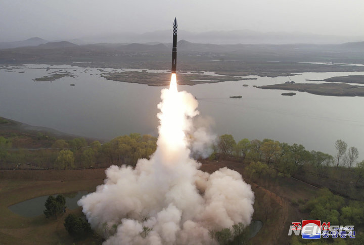 북한이 지난 13일 발사한 화성-18형 고체연료 대륙간탄도미사일(ICBM). 뉴시스