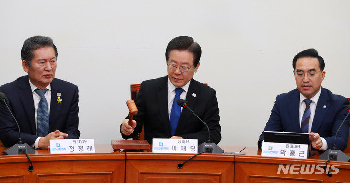 더불어민주당 이재명 대표(가운데)가 19일 서울 여의도 국회에서 최고위원회의를 열기 위해 의사봉을 두드리고 있다. 뉴시스