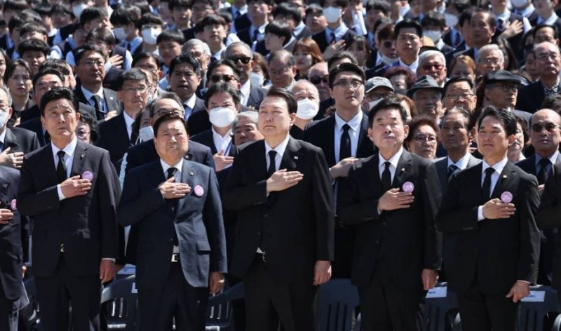 윤석열 대통령이 19일 서울 강북구 수유동 국립4·19민주묘지에서 열린 제63주년 4·19혁명 기념식에서 국기에 대한 경례를 하고 있다. (대통령실통신사진기자단) 뉴시스