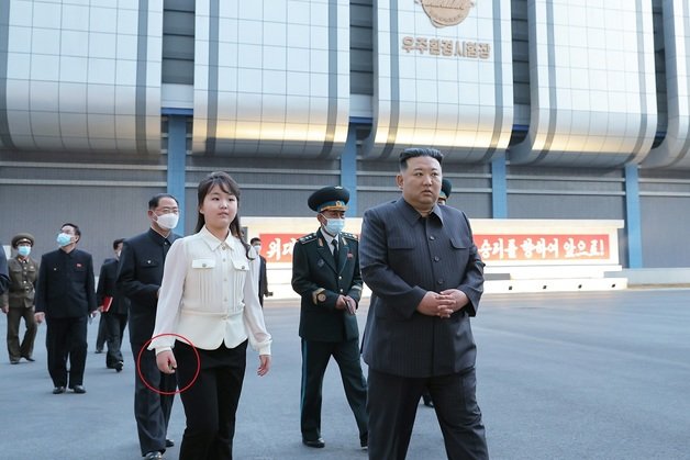 북한 김정은 노동당 총비서가 딸 주애와 함께 국가우주개발국을 현지지도하는 모습. 주애의 손에 김 총비서가 흡연할 때 사용하는 성냥갑으로 추정되는 물건이 쥐어져 있다.평양 노동신문=뉴스1