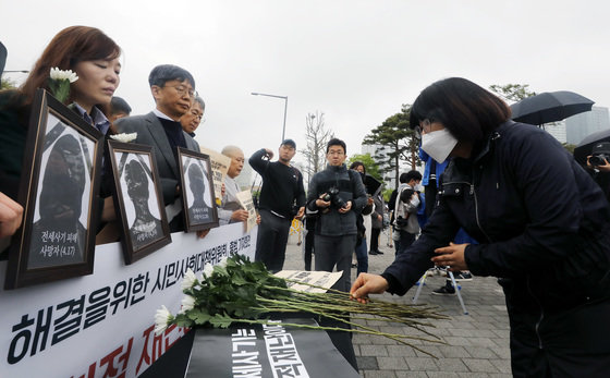 지난 18일 서울 용산구 전쟁기념관 앞에서 열린 전세사기·깡통전세 문제 해결을 위한 시민사회대책위원회 출범 기자회견에서 참석자들이 피해 사망자들을 추모하며 헌화하고 있다. 2023.4.18/뉴스1