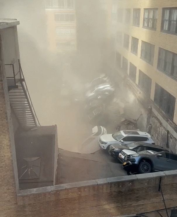 붕괴되는 뉴욕의 주차장 빌딩. @CyclistAnons 트위터 캡처