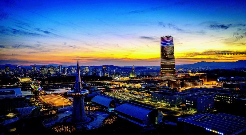 대전 엑스포과학공원과 한빛탑, 엑스포다리, 신세계백화점 대전점, 갑천일대가 밤이 아름다운 곳으로 각광받고 있다. 대전시 제공