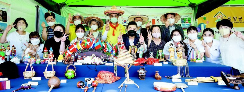 충남 청양군이 자랑하는 청양고추·구기자 축제를 찾은 관광객들이 이벤트를 즐기면서 사진을 촬영하고 있다. 청양군 제공