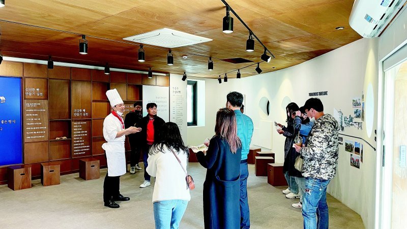 10월 10일은 호두과자의 도시 천안시가 시내 전역에서 ‘빵빵데이’ 축제를 개최한다. 관광객들이 유명 빵집을 방문해 제과장의 설명을 듣고 있다. 천안시 제공