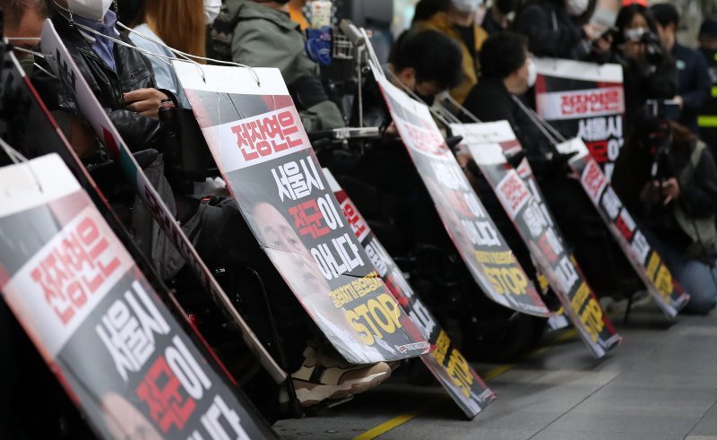 장애인의 날을 하루 앞둔 19일 오전 서울 종로구 지하철 4호선 혜화역 승강장에서 전국장애인차별철폐연대 활동가들이 ‘장애인 권리 예산 확보를 위한 선전전’을 하고 있다. 뉴스1
