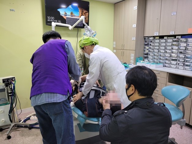 19일 부산대병원 장애인구장진료센터를 찾은 성아름씨가 진료를 받기 위해 페디랩을 착용하고 있다.2023.4.19/뉴스1 ⓒ News1 조아서 기자