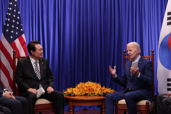 윤석열 대통령과 조 바이든 미국 대통령이 13일(현지시간) 캄보디아 프놈펜의 한 호텔에서 한미 정상회담을 하고 있다. 대통령실 제공 2022.11.14 뉴스1