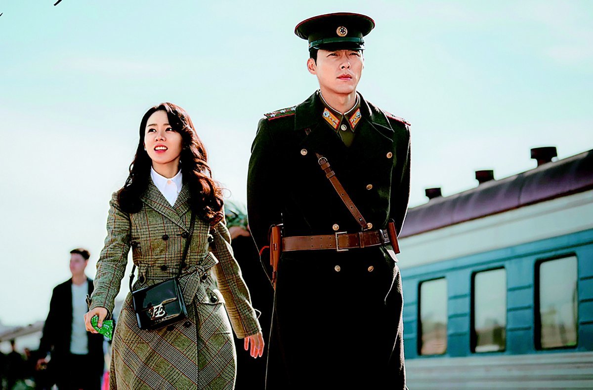 tvN 드라마 ‘사랑의 불시착’에서 패러글라이딩 사고로 북한에 떨어진 세리(손예진)가 북한 장교 정혁(현빈)의 뒤를 따라가고 있다. tvN 제공