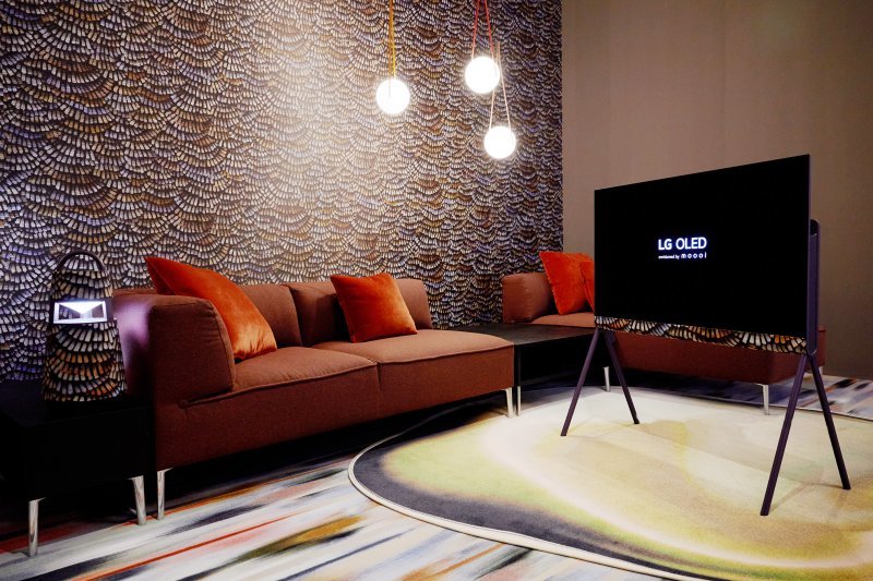 LG 올레드 TV(포제)에 모오이 고유의 디자인과 컬러 패턴을 적용한 작품.