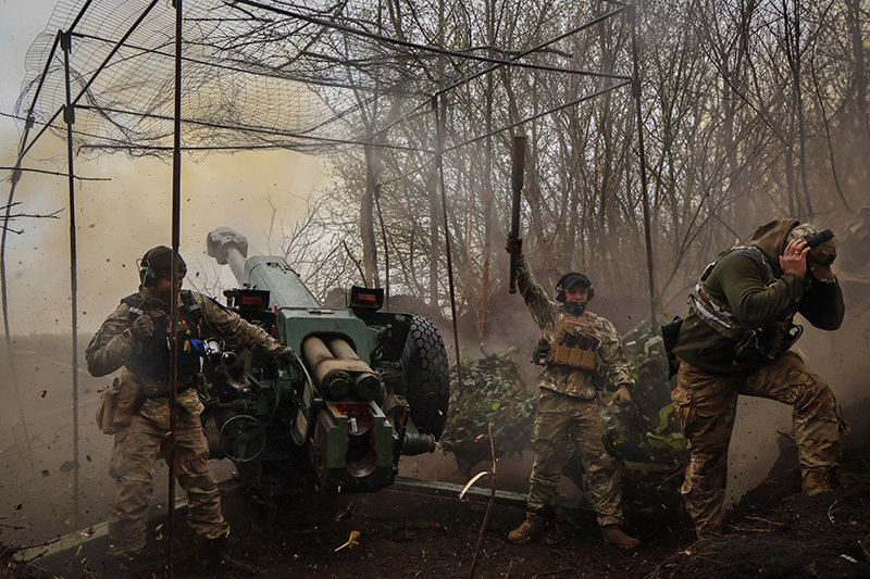 우크라이나 군인들이 19일(현지시간) 우크라이나 도네스크 지역에서 곡사포를 쏘고 있다. AP 뉴시스
