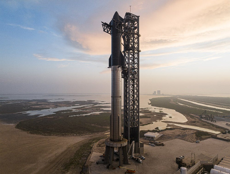 일론 머스크가 이끄는 미국의 민간 우주기업 스페이스X의 우주 발사체이자 달과 화성 탐사에 쓰일 ‘스타십’이 미국 텍사스주 보카치카 해변의 우주발사장 ‘스타베이스’에서 발사 준비를 하고 있다. 스페이스X 제공