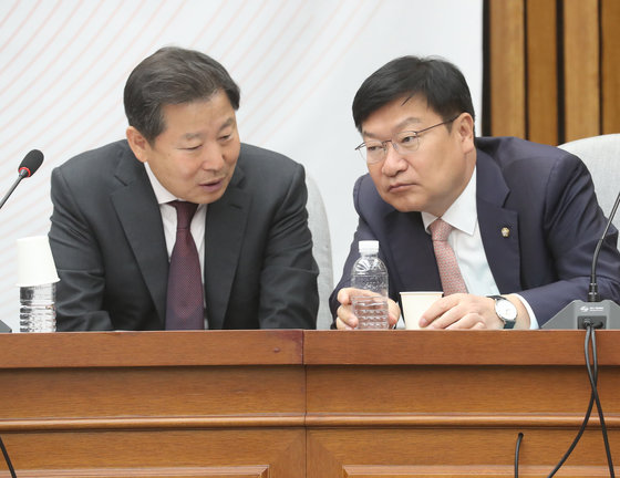 이철규 국민의힘 사무총장과 정점식 법사위 간사가 21일 오전 서울 여의도 국회에서 열린 원내대책회의에서 대화를 나누고 있다. 2023.4.21/뉴스1