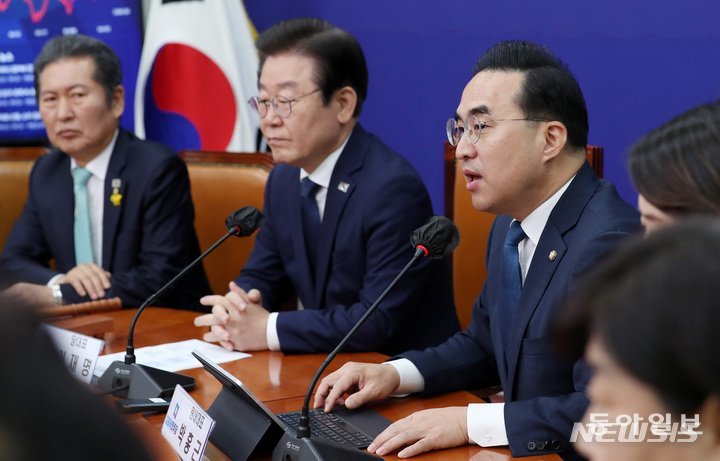 더불어민주당 박홍근 원내대표(오른쪽) 21일 서울 여의도 국회에서 열린 최고위원회의에서 발언하고 있다. 뉴시스