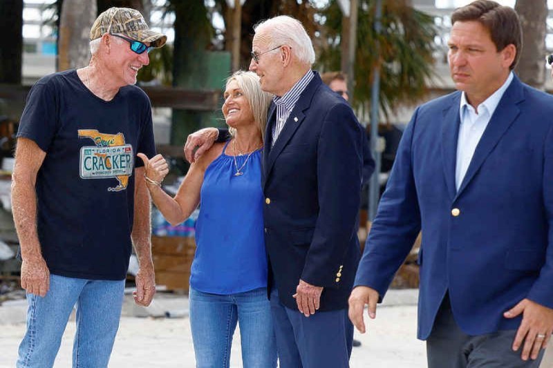 2022년 조 바이든 대통령(오른쪽 두 번째)이 허리케인 이안의 피해를 본 플로리다를 방문했을 때 마이크가 켜진 줄 모르고 욕을 했다가 창피를 당했다. 백악관 홈페이지