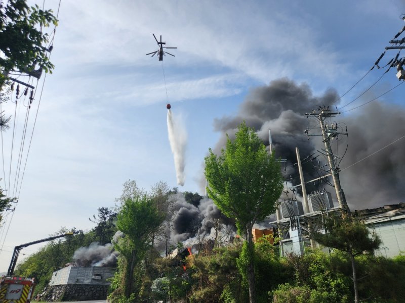 21일 오전 경남 밀양시 상남면 한국카본 2공장에서 화재가 발생, 소방헬기가 진화작업을 벌이고 있다. 뉴스1