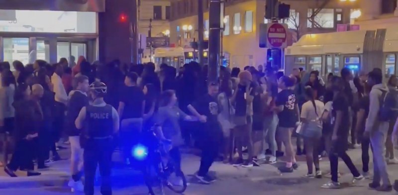 15일(현지 시각) 미국 시카고 시내 한복판으로 쏟아져 나온 1000여 명의 청소년들이 거리를 활보하고 있다. 이날 시내 곳곳에서는 청소년들의 방화, 폭력, 총격 사건이 벌어졌다. 뉴시스