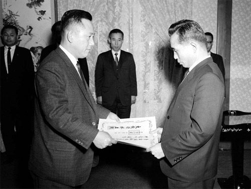 1966년 2월 3일 박정희 대통령(오른쪽)은 한국과학기술연구원(KIST) 초대 소장에 최형섭 박사를 임명하고 임명장을 수여했다. KIST제공