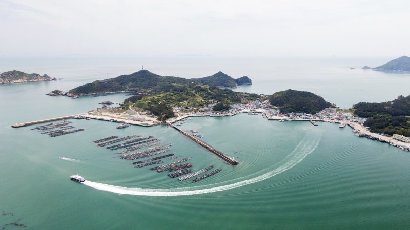 정부가 국내 섬들을 세계적인 관광명소로 키우는 ‘K 관광섬’ 프로젝트가 본격적으로 가동되기 시작했다. 사진은 이번 사업대상지로 선정된 흑산도 전경이다.  신안군 제공