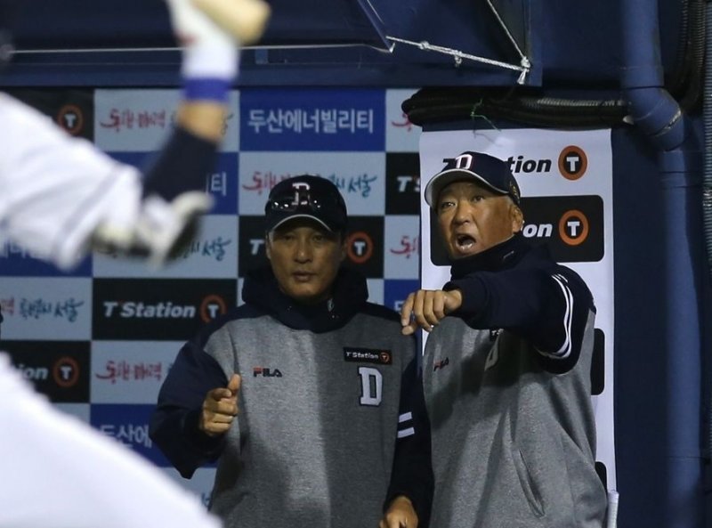 이승엽 두산 감독(왼쪽)과 고토 타격 코치. 두산 제공